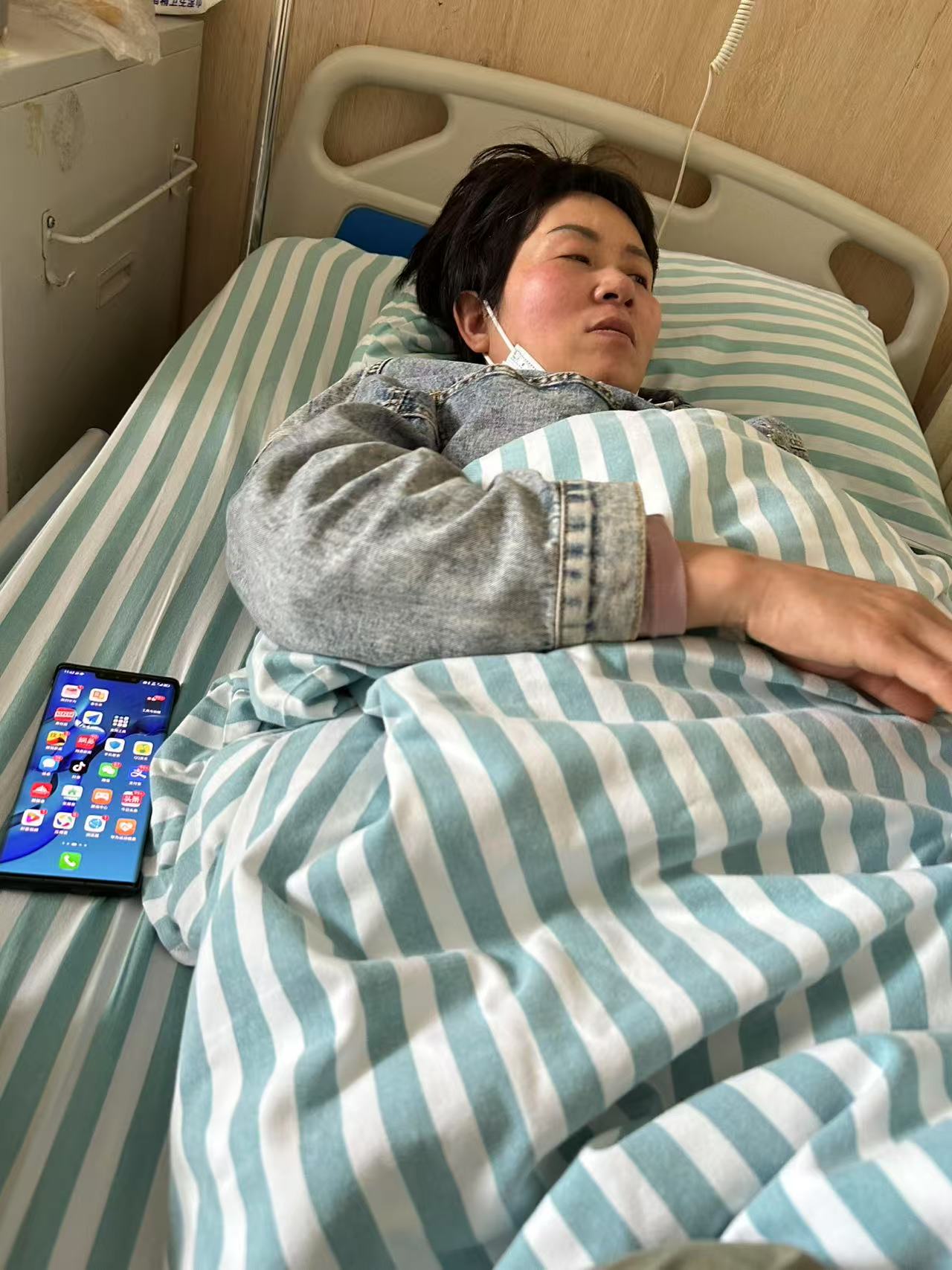 躺在病床上的妈妈